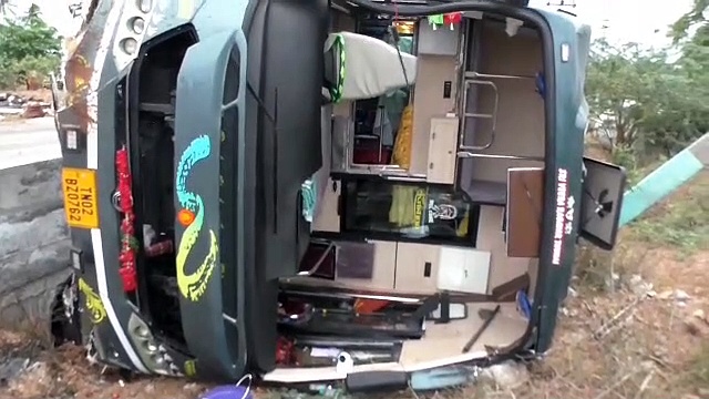 திருச்சி அருகே சொகுசு பேருந்து கவிழ்ந்து விபத்து 10க்கும் மேற்பட்ட பயணிகள் காயம் 