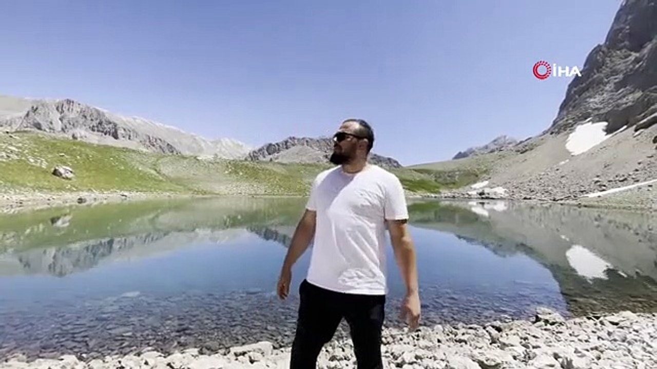 Ils ont gravi les pentes enneigées en juillet, se rafraîchissant en entrant dans l'eau glacée