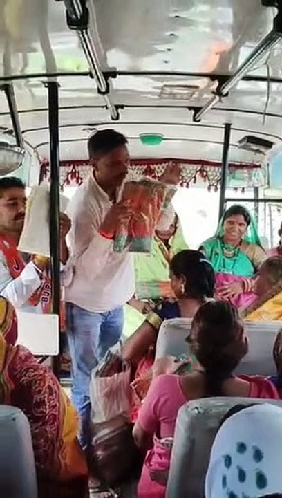 कावड़ यात्रा में शामिल हुई महिलाओं को साड़ियां,पुरुषों को टी शर्ट