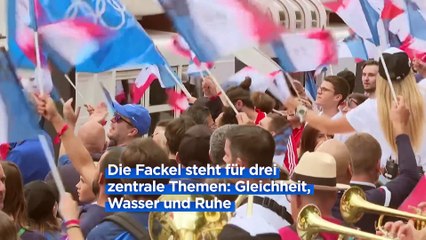 Mit Bach und Bolt: Olympische Fackel in Paris präsentiert