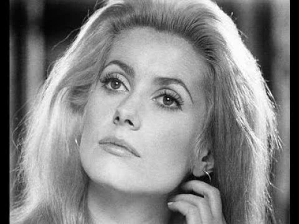Catherine Deneuve, jeune et agitée : découvrez ses photos iconiques