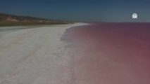 Tuz Gölü’ndeki renk değişimi ziyaretçilere görsel şölen sunuyor