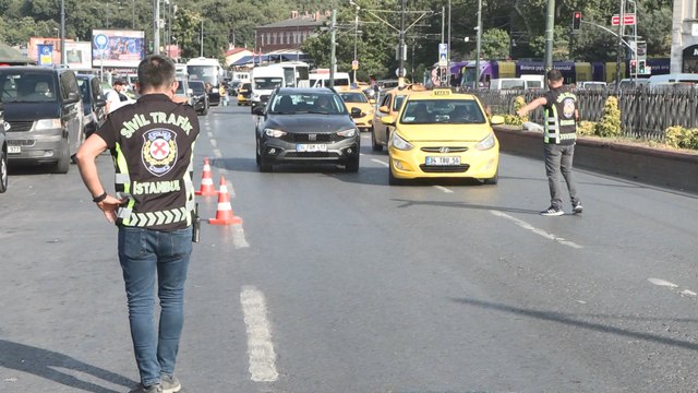 Fatih'te ehliyetine 2081 yılına kadar el konulmuş taksici yakalandı