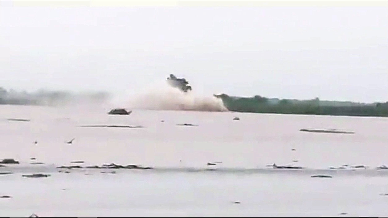 Viral video : யமுனை ஆற்றில் வெடித்த எரிவாயு குழாய்.. தெறித்து ஓடிய பொதுமக்கள் - வைரல் வீடியோ !!