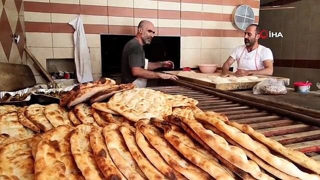 Ekmek yaparken, adeta kendileri de pişiyor... Fırıncıların zor mesaisi