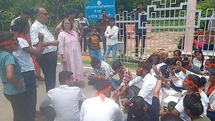 Agitation: ओएमआर शीट में जीरो नंबर देने पर भड़की छात्राएं
