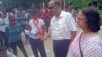 Agitation: ओएमआर शीट में जीरो नंबर देने पर भड़की छात्राएं