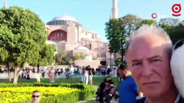 Omzunda kedisi ile İstanbul’u karış karış gezdi