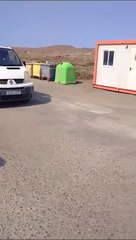 Vídeo de furgonetas escoltadas por la Guardia Civil en la playa de Vargas