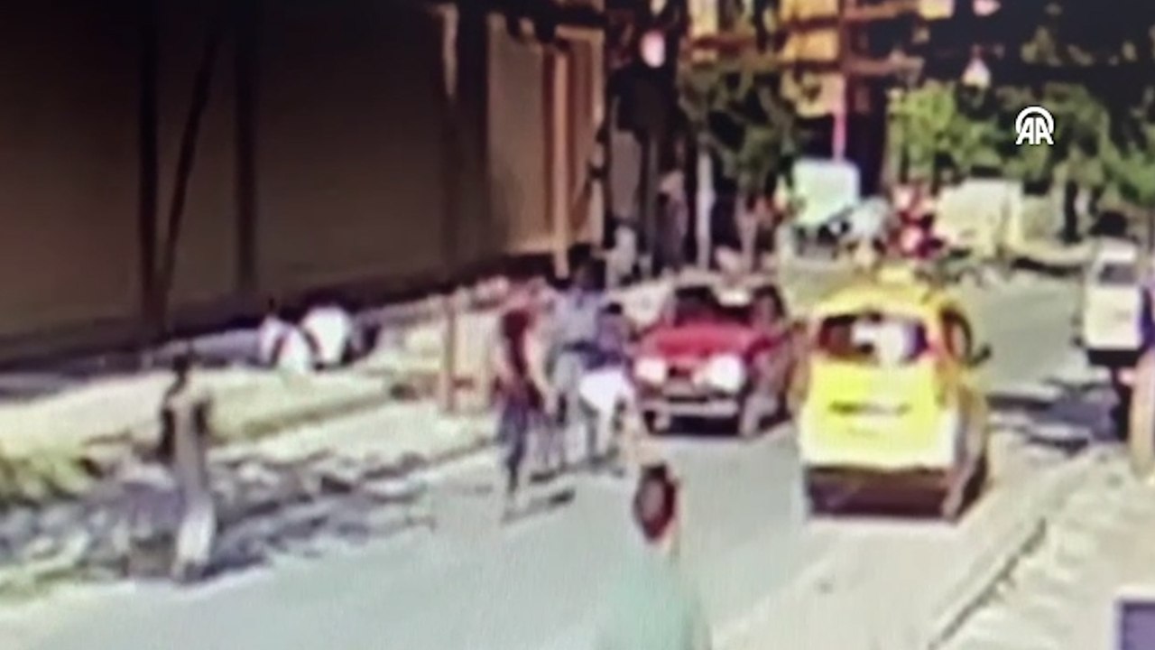 Otomobilin 3 çocuğa çarpma anı güvenlik kamerasına yansıdı