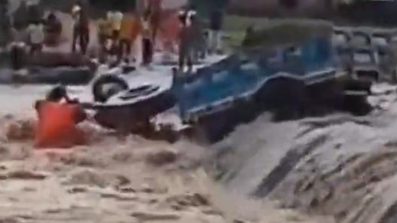 Viral: उफनती नदी में चालक समेत समाया ट्रैक्टर, रोंगटे खड़े कर देगा Video
