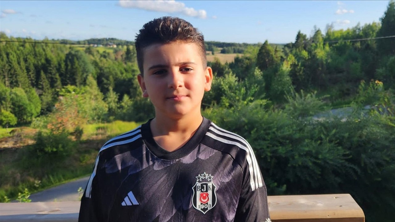 Türk bayrağını görünce duygulanan gurbetçi çocuğun görüntüsü sosyal medyada ilgi gördü