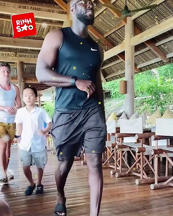 "Superman Cần Thơ": Sơ hở là tấu hề: Toát mồ hôi hột vì fanchant quá nhiệt tình bất chấp sai tông sai nhịp, đang hát tiếng Anh được việt hóa lúc nào khum hay | Điện Ảnh Net