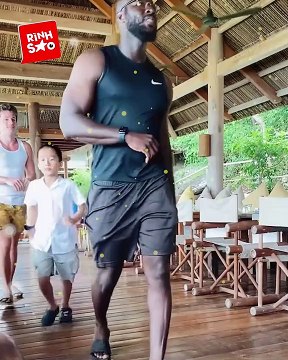 Superman Cần Thơ : Sơ hở là tấu hề: Toát mồ hôi hột vì fanchant quá nhiệt tình bất chấp sai tông sai nhịp, đang hát tiếng Anh được việt hóa lúc nào khum hay | Điện Ảnh Net