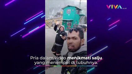 Pekerja Tambang Abadikan Hujan Salju di PT Freeport Papua