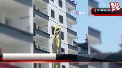 Diyarbakır'da ağır hasarlı binaya çıkan vatandaş çanak için canını hiçe saydı