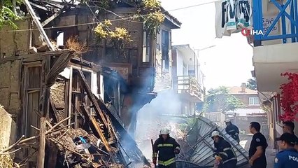 90 yıllık tarihi binada çıkan yangın paniğe neden oldu