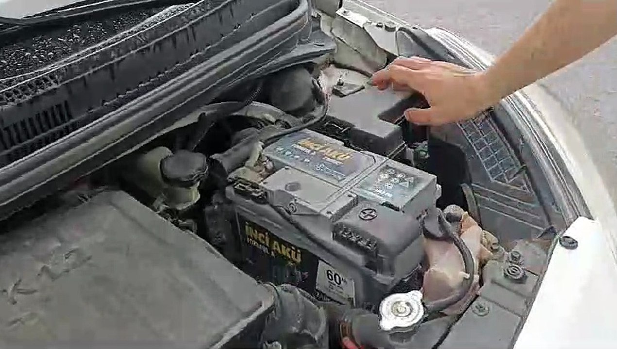 Ehliyet sınavında motor içerisindekileri sayan kursiyer.
