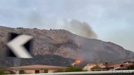 Incendi, le fiamme lambiscono anche la stele di Capaci