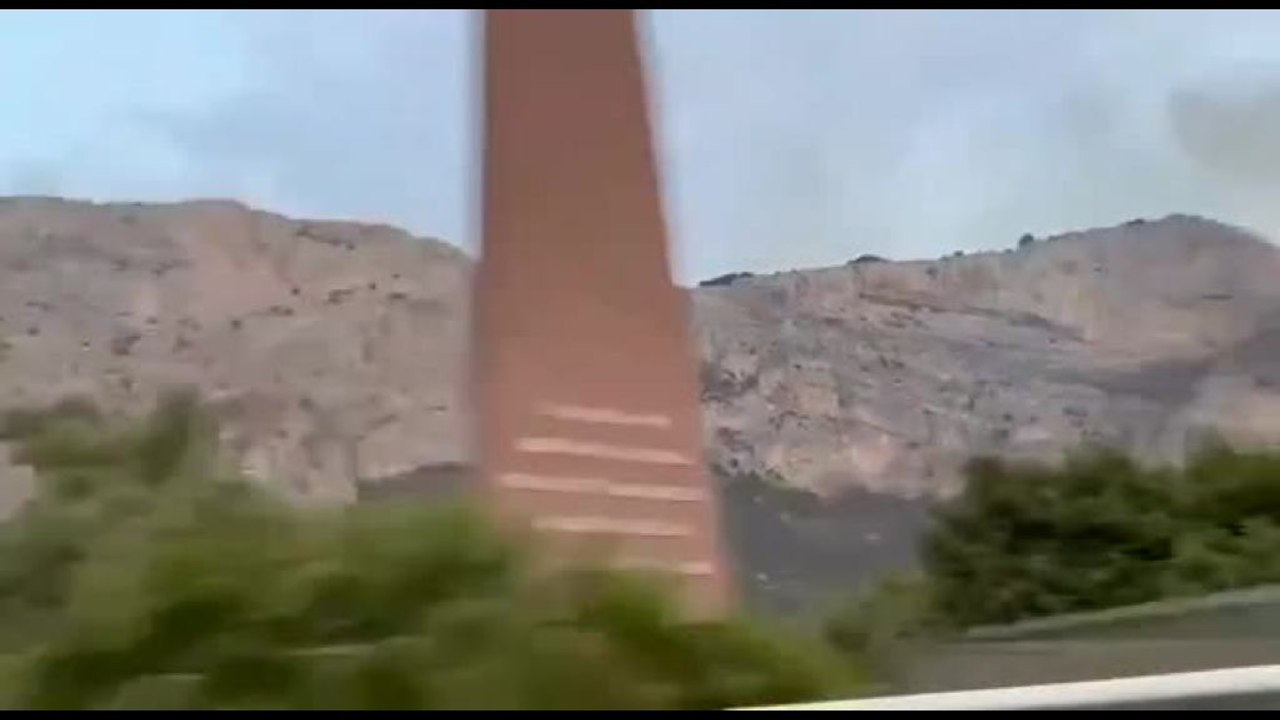 Incendi, le fiamme lambiscono anche la stele di Capaci