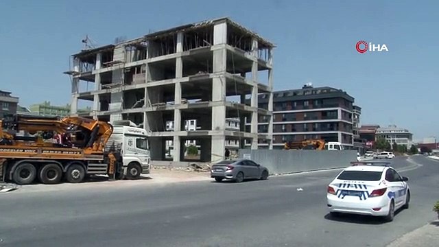 İnşaat işçisi 4. kattan düştü, çalışma arkadaşları sinir krizi geçirdi