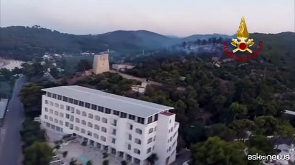 L'operazione di spegnimento dell'incendio a Vieste