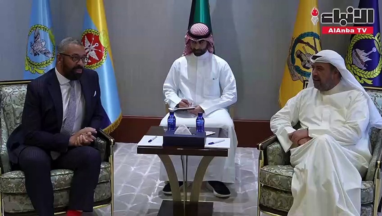 وزير الدفاع يناقش التعاون العسكري مع وزير الخارجية وشؤون الكومنولث البريطاني