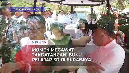 Momen Megawati Tandatangani Buku Karya Pelajar SD Saat TInjau Kebun Raya Mangrove Surabaya