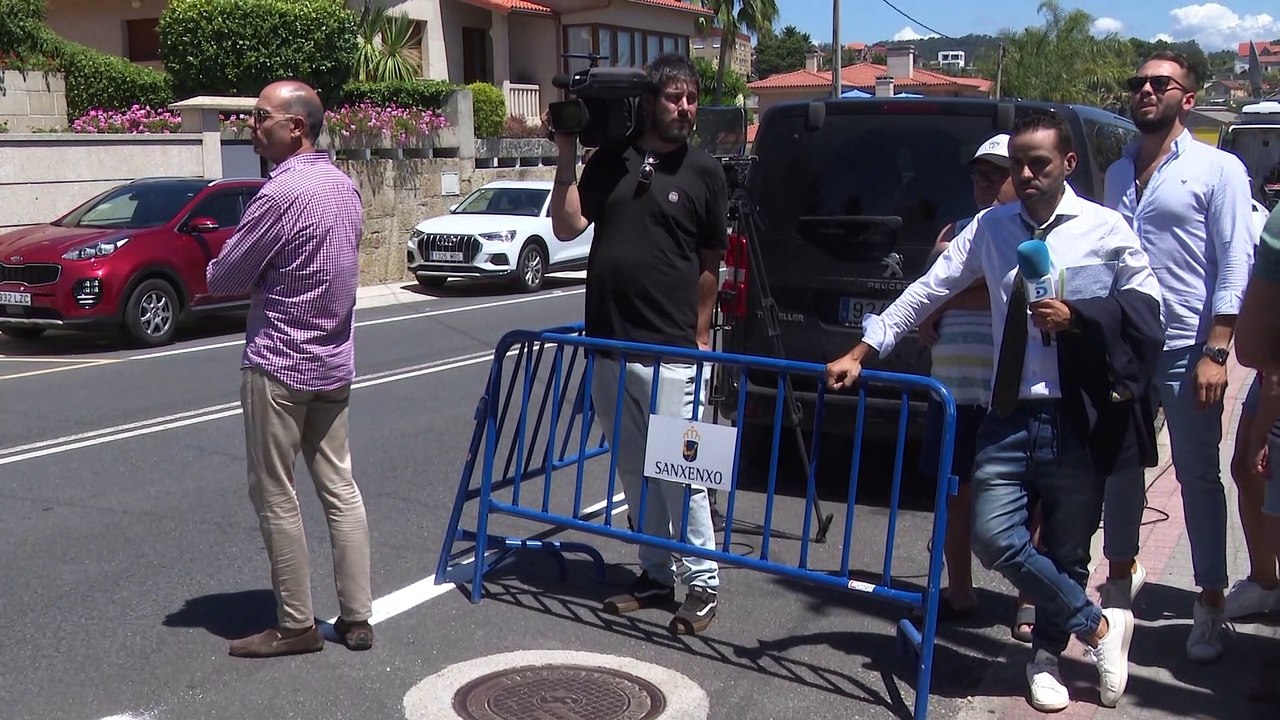 El Rey Juan Carlos llega a casa de Pedro Campos donde se alojará durante su estancia en Sanxenxo