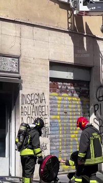 Esplosione e incendio in un minimarket in via Gola a Milano: grave un uomo di 34 anni
