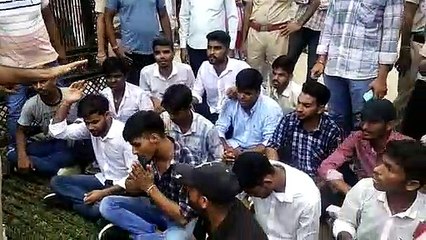 युवाओं व स्टाफ के बीच धक्का-मुक्की, पुलिस ने खदेड़ा