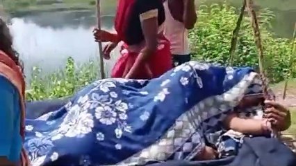 video : खटिया पर गर्भवती महिला को लेकर 3 किमी. चले पैदल फिर मिली एंबुलेंस