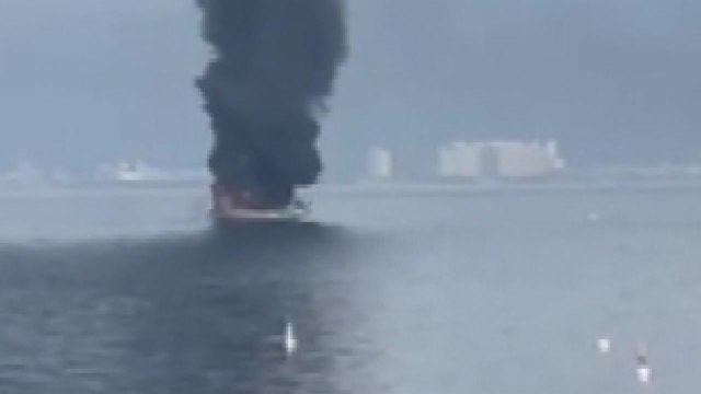 충남 보령 원산도 근처 선박 화재...승선원 20명 전원 구조 / YTN