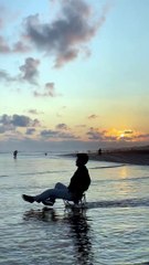 Détente sur la plage de Big Wave Bungles