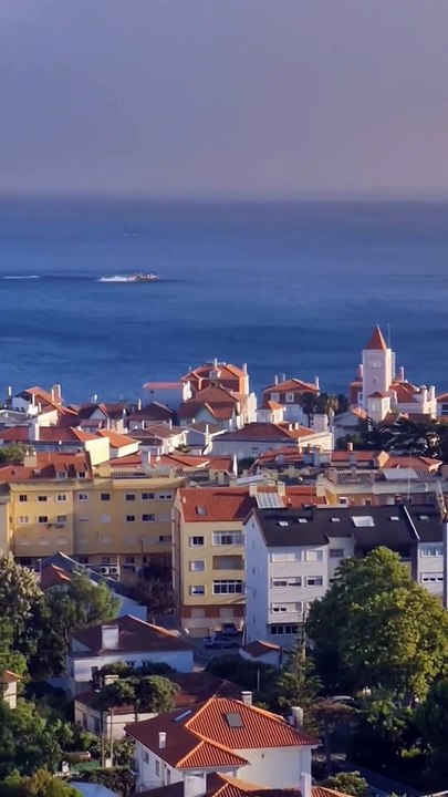 Meios de combate ao incêndio em Cascais abasteceram no mar. E há imagens