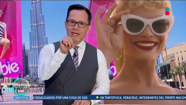 Barbie gigante sale de su caja para dar unos pasos en Dubái