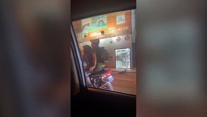 Joven usa casco de cartón mientras viaja en moto lineal