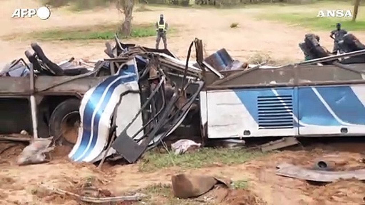 Bus si schianta in Senegal, decine di morti e feriti