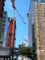 Grúa se desploma de edificio y deja 6 heridos en New York.