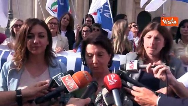 Roccella: Maternit? surrogata reato universale in Italia pu? portare a dibattito mondiale