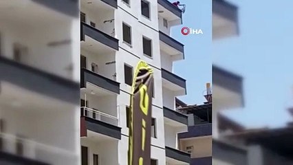 Yürekleri ağızlara getirdi! Bakın ağır hasarlı binaya neden çıktı