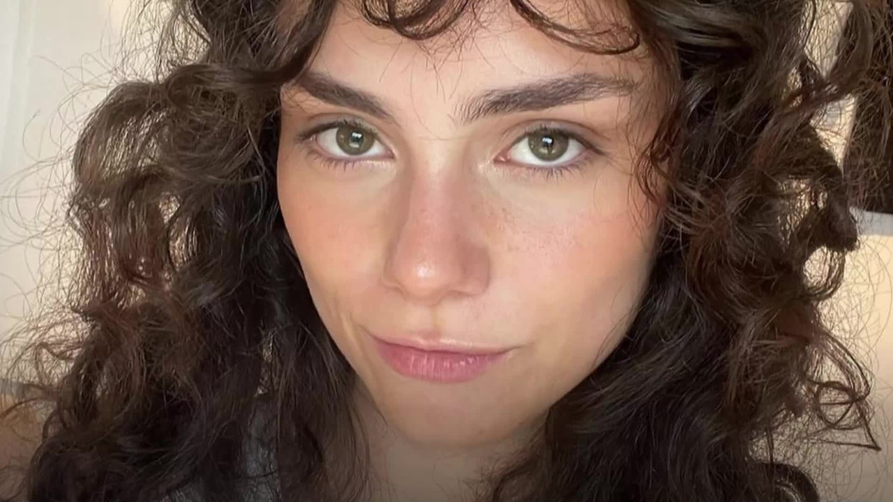 Voici - Demain nous appartient : qui est Salomé Benitha, l'interprète de Violette Raynaud ?
