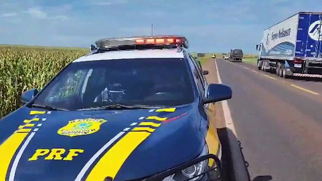 PRF aborda carro roubado e encontra quilos de drogas