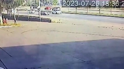 Servis otobüsü ile otomobilin çarpıştığı kaza kamerada