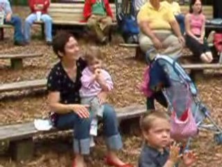 "Tape du pied, tape des mains!"