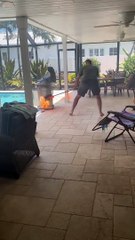 L'homme utilise la piscine pour éteindre le gril