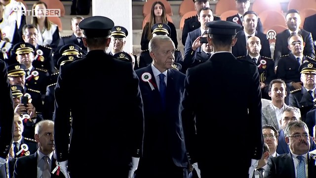 Cumhurbaşkanı Erdoğan, PMYO mezuniyet töreninde dereceye giren mezunlara diplomalarını verdi