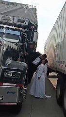 Una boda inolvidable: la sesión de fotos más romántica en medio del tráfico