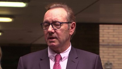 케빈 스페이시, 생일에 성범죄 혐의 무죄 판결 🎉