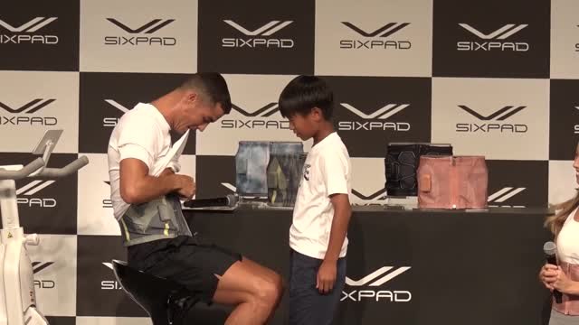 Cristiano Ronaldo compares abs with child